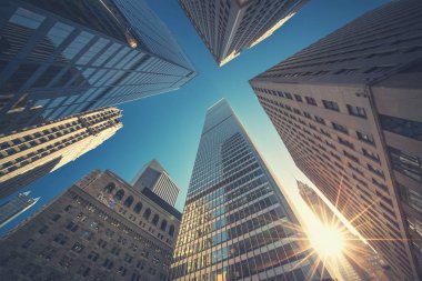 Ofis binası arka planında eski tarz renkler var. New York şehir merkezinin Manhattan binaları - Wall Street