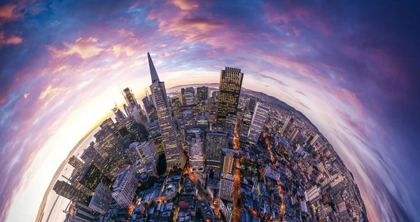 サンフランシスコ海側から空撮 サンフランシスコの港前に ダウンタウンと日の出高層ビル — ストック写真