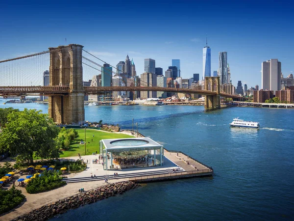 Berömd Brooklyn Bridge New York City Med Finansdistrikt Centrala Manhattan — Stockfoto