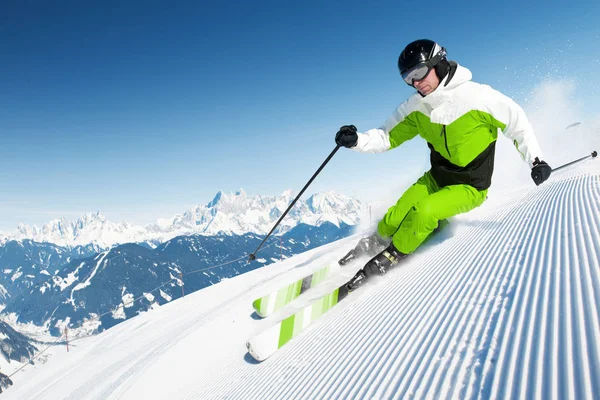 Skieur Montagne Piste Préparée Journée Ensoleillée Photo De Stock