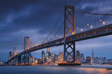San Francisco şehir merkezinde, Oakland Köprüsü ön planda. Kaliforniya 'nın ünlü şehri SF. Seyahat hedefi ABD