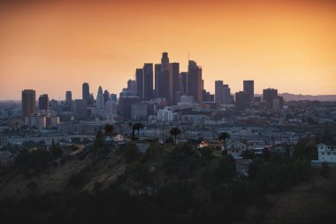 Gün batımında Los Angeles şehir silueti. Los Angeles 'ın en ünlü şehri Kaliforniya. Tipik Los Angeles manzarası..
