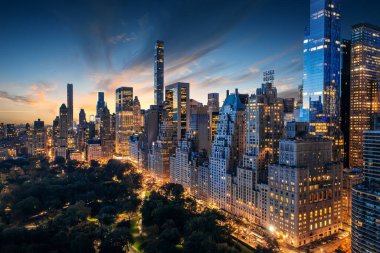 New York City - Manhattan'ın güzel renkli gün batımı uygun binalar arasında güneş ışınları