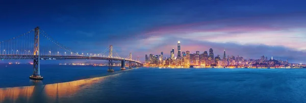 サンフランシスコベイブリッジとサンフランシスコのダウンタウンの広いパノラマ写真 — ストック写真