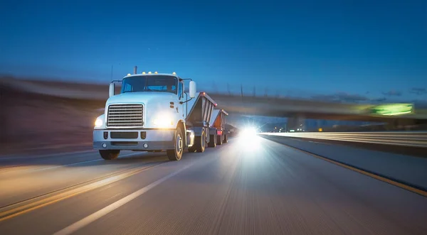 美国风格的卡车在高速公路上夜间拉车 运输主题 公路车的主题 卡车的天堂 过桥的拖车 — 图库照片