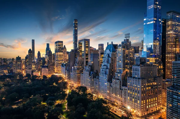 New York City Prachtige Kleurrijke Zonsondergang Manhattan Passen Zonnestralen Tussen — Stockfoto