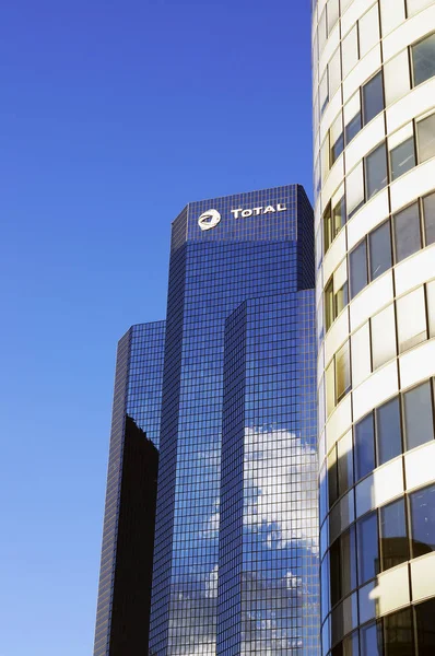 Tour Total rascacielos en La Defense, París Imágenes de stock libres de derechos