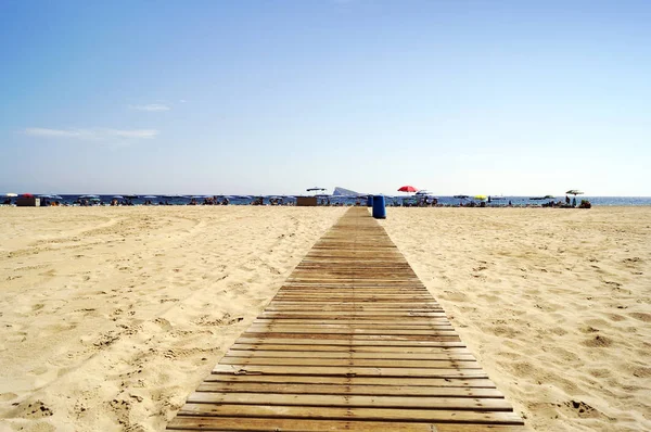 Пляж Poniente в Бенидорме — стоковое фото