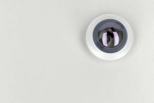 Beyaz tavanda CCTV kamerası — Stok fotoğraf