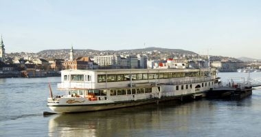 Tuna Nehri Budapeşte'de turist tekne