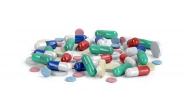 Beyaz arka planda haplar ve kapsüller yığını