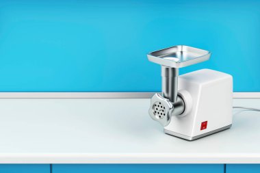 Mutfak masasında elektrikli et öğütücü