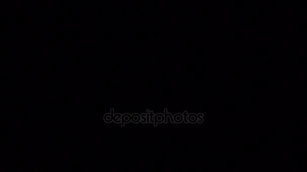 Lâmpada incandescente piscando em um corredor escuro — Vídeo de Stock