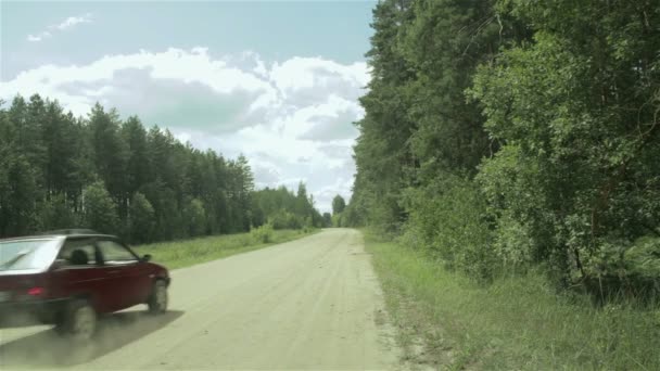 Автомобиль на проселочной дороге — стоковое видео