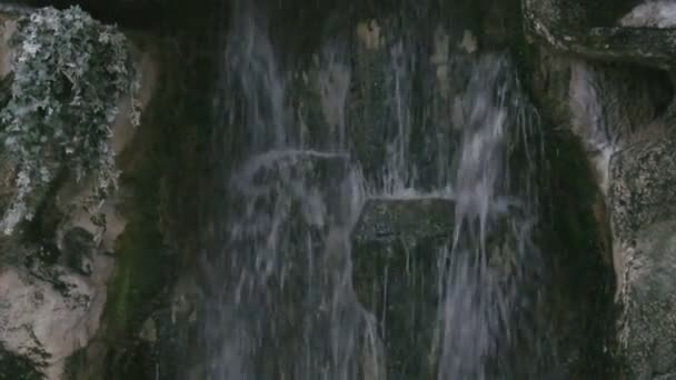在岩石间的瀑布 — 图库视频影像