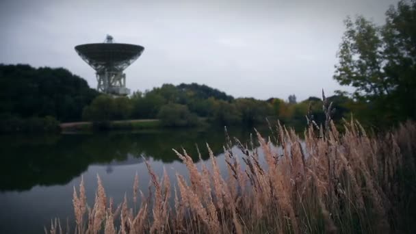 Военный радар возле озера — стоковое видео