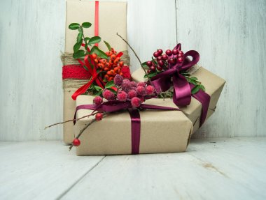 Ahşap arka plan üzerinde hediyeler