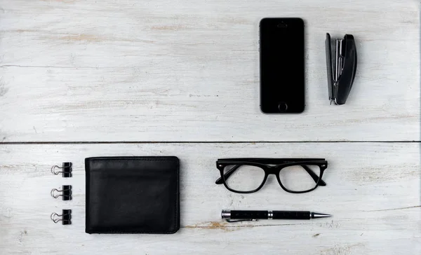 Moderne mannelijke accessoires en laptop op wit — Stockfoto
