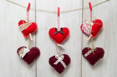 ahşap arka plan üzerinde kalp