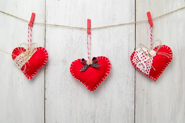 Corazón rojo sobre fondo de madera —  Fotos de Stock