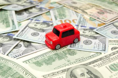 kırmızı araba ve para