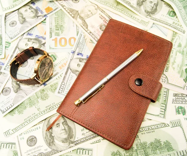 Geld, nota's, klok, pen — Stockfoto