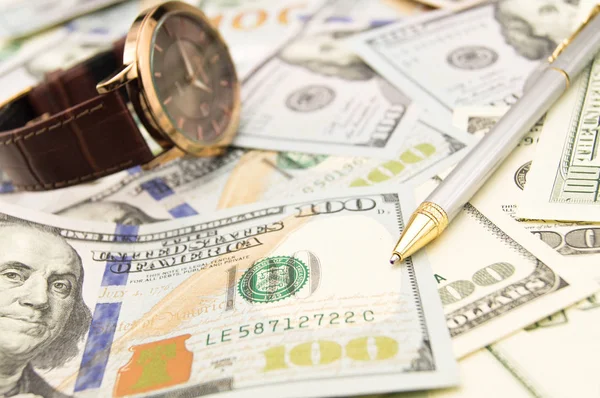 Dinheiro, relógio, caneta — Fotografia de Stock