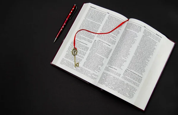 Key Book Black Background — Stock Photo, Image