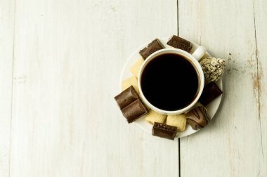 fincan kahve ve şeker beyaz bir arka plan üzerine