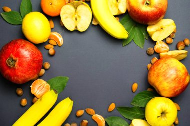 mavi bir arka plan üzerinde meyve