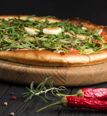 Koyu arkaplanda İtalyan usulü Pepperoni sosisli ve peynirli klasik pizza.