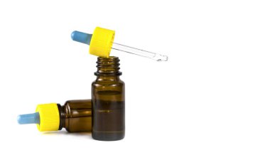 Beyaz arkaplanda izole edilmiş damlaları olan şişeler