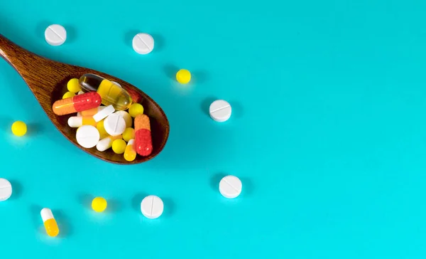 Holzlöffel Voll Mit Pillen Tabletten Vitaminen Medikamenten Omega Fischöl Gelkapseln — Stockfoto