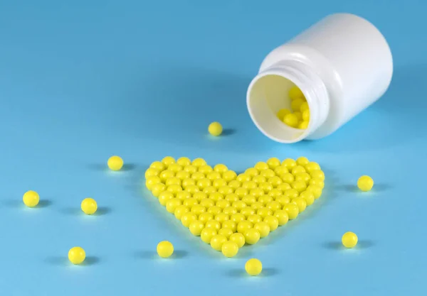 Das Herz Aus Tabletten Und Pillen Auf Blauem Hintergrund — Stockfoto