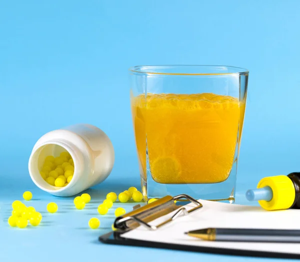 Nahaufnahme Von Schmerztabletten Einem Glas Wasser — Stockfoto