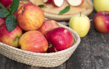 Masada olgun kırmızı ve sarı elmalar var. Yaklaş.