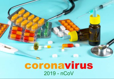 Mavi arka planda haplar. İnsan sağlığı. İlaçlar. Mavi arkaplan, mesaj için yer. Boşluğu kopyala