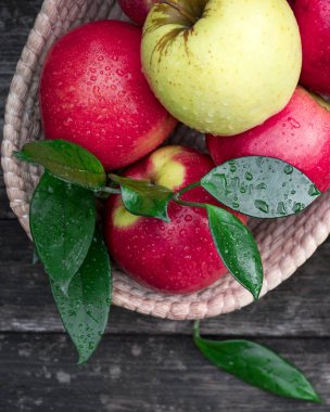 Ahşap bir arka planda sepetteki elmalar