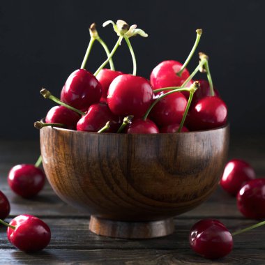 Tatlı kırmızı kirazlar tabakta.