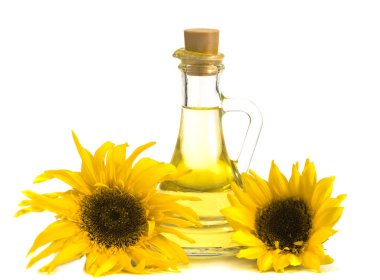 Beyaz arka planda ayçiçeği yağı ve ayçiçekleri