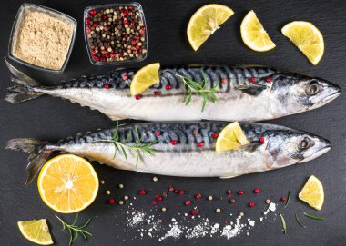 Siyah arka planda taze sardalya balığı.