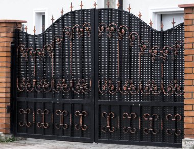 Kulübede kara dövülmüş kapılar