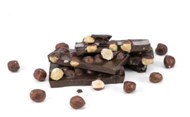 Beyaz arka planda fındıklı siyah çikolata.