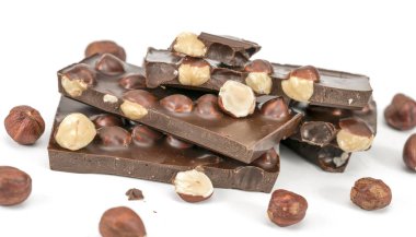 Beyaz arka planda fındıklı siyah çikolata.