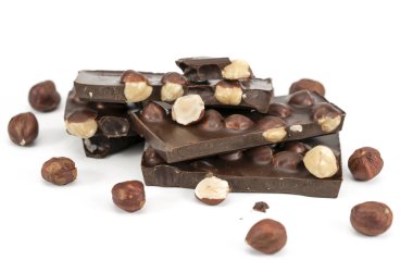 Beyaz arka planda fındıklı siyah çikolata.