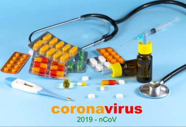 Mavi arka planda haplar. İnsan sağlığı. İlaçlar. Mavi arkaplan, mesaj için yer. Boşluğu kopyala