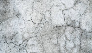 Endüstriyel binada çatlağı olan Grunge beton duvar. Tasarım ve doku arka planınız için harika.