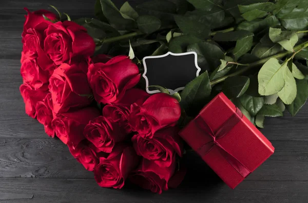 Červené Růže Černém Dřevěném Pozadí — Stock fotografie