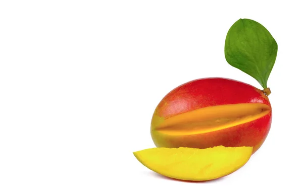 Hela Och Skiva Mogen Mango Frukt Med Gröna Blad Isolerad — Stockfoto