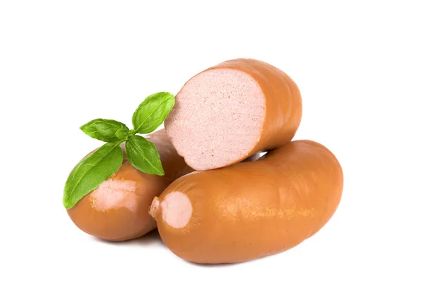 Beyaz arka planda çiğ sosisler